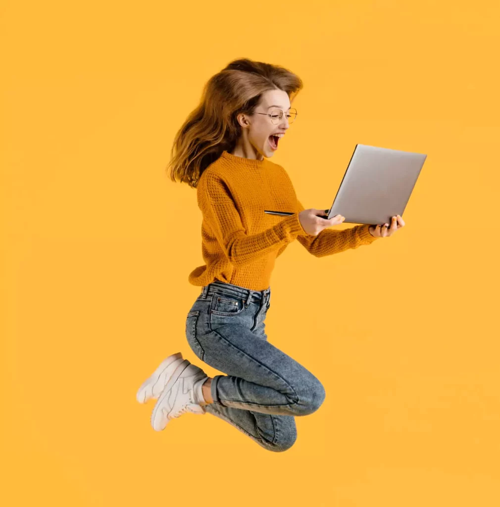 frau-mit-laptop-springen