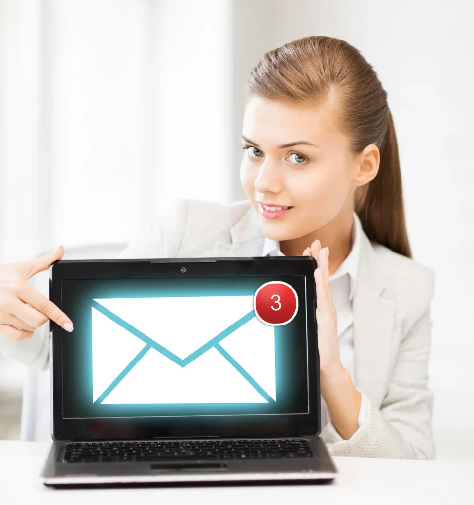 bild-einer-laechelnden-geschaeftsfrau-mit-laptop-im-buero_380164-36392